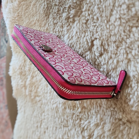 Adorable Like New Coach Heart 3/4 Zippered Long Wallet ❤️🩷🩶 - Picture 4 of 16